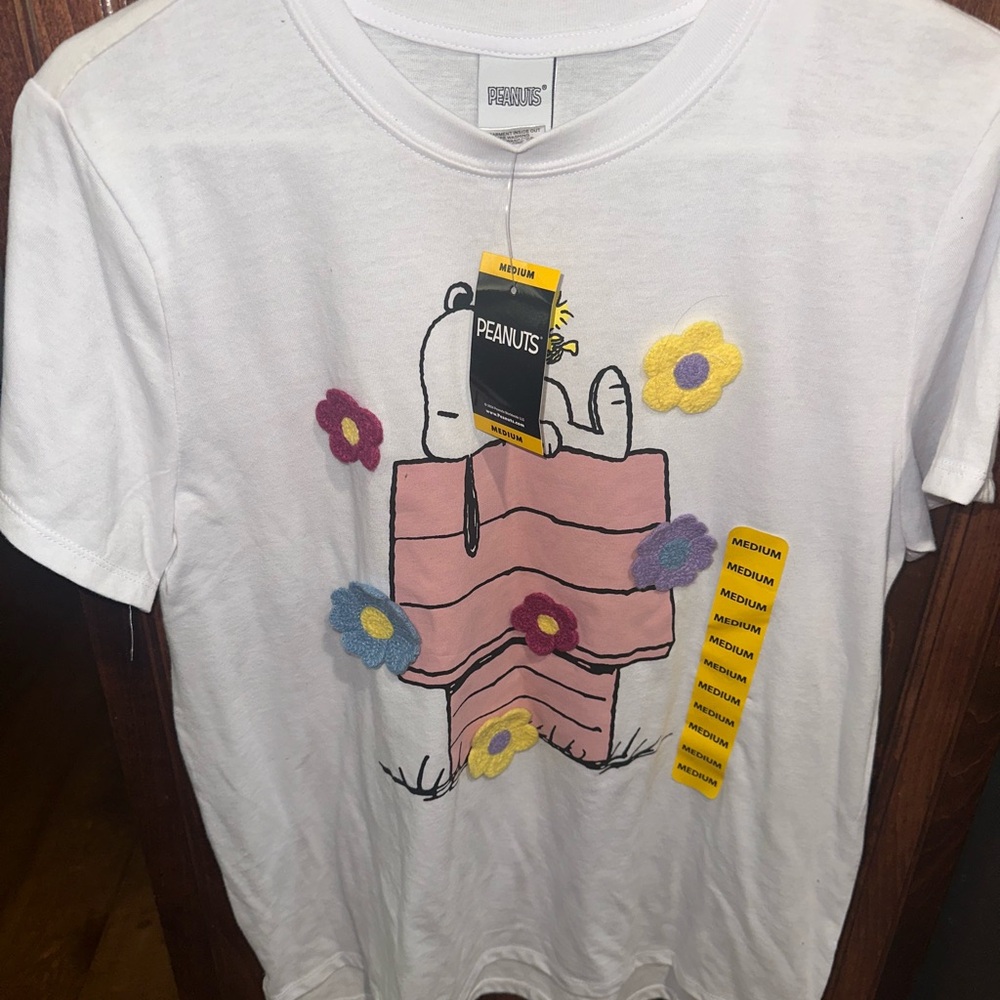 New w/tags PEANUTS Snoopy Character  Tee w/ Crochet Flowers